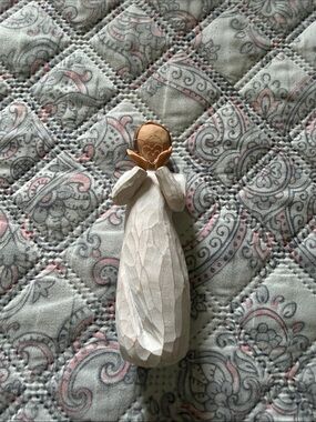 Willow Tree White & Gold Angel Figurine on Quilted Background (Lots of Love)